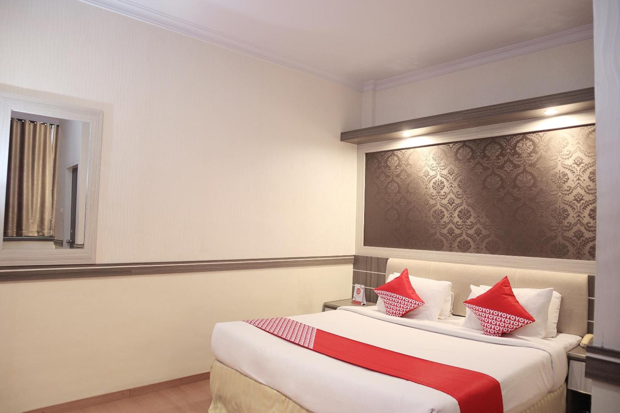 Hotel Oyo 742 Mona Plaza 2*
