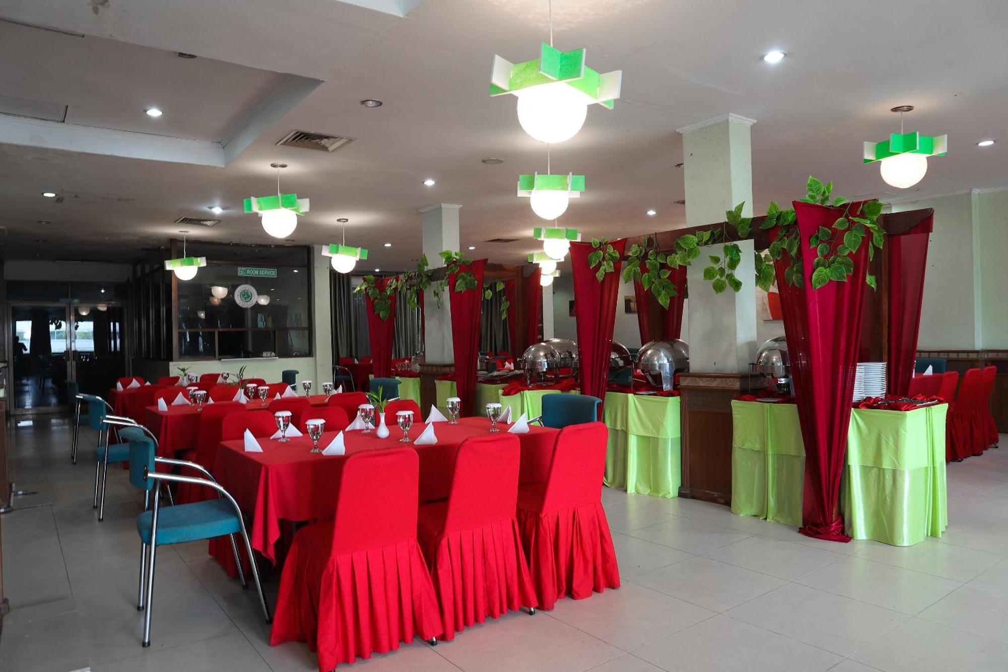 Hotel Oyo 742 Mona Plaza Pekanbaru