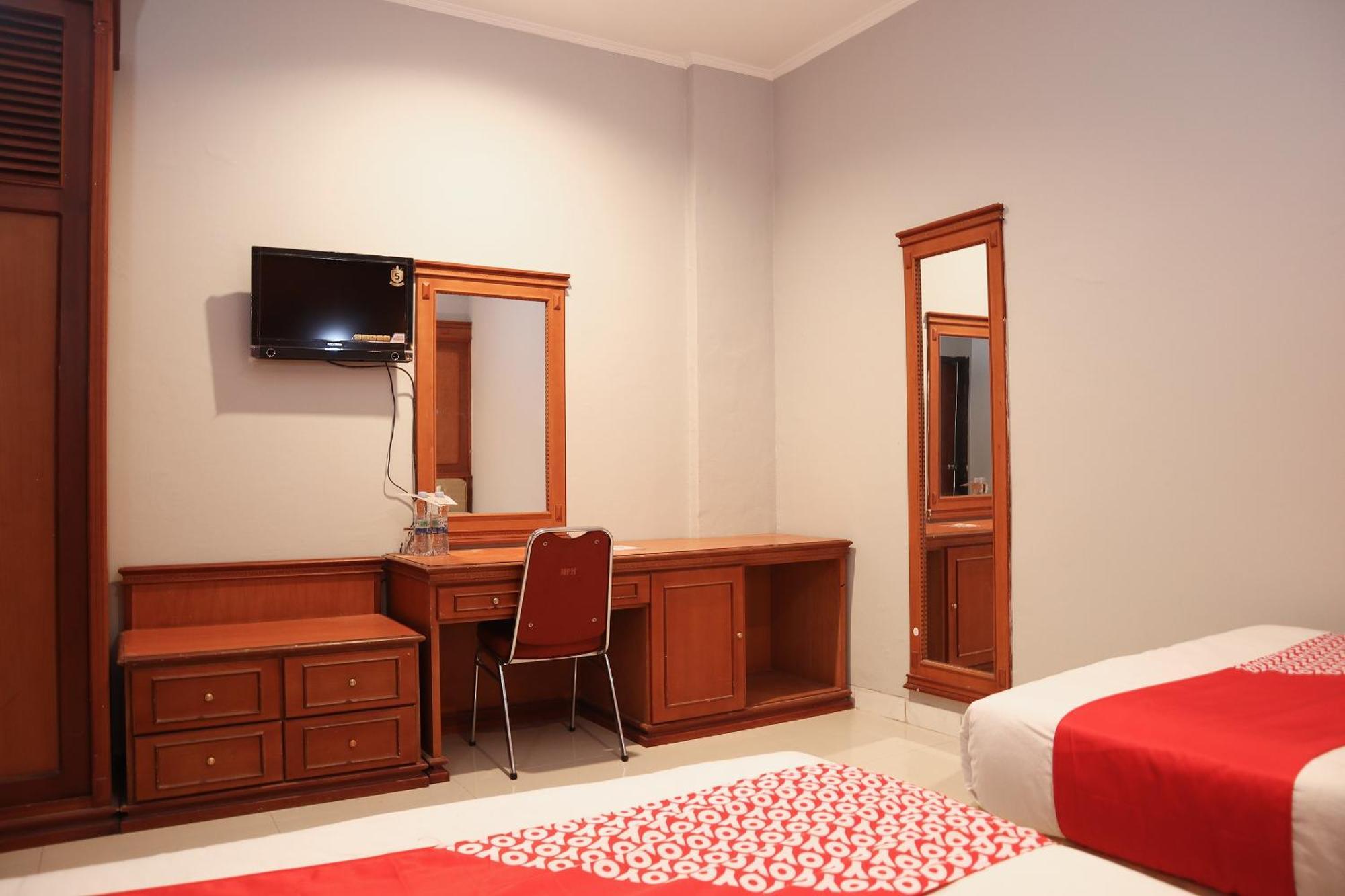 Oyo 742 Mona Plaza Pekanbaru