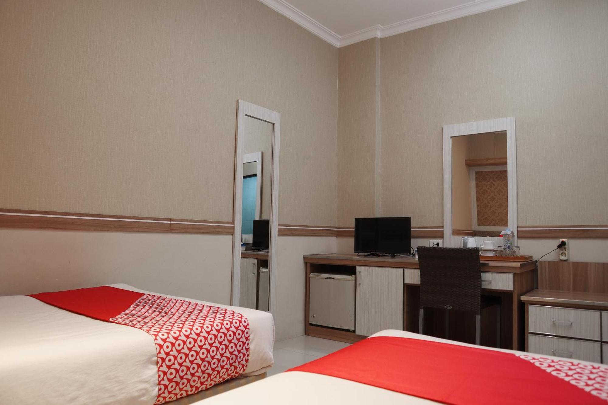 Hotel Oyo 742 Mona Plaza