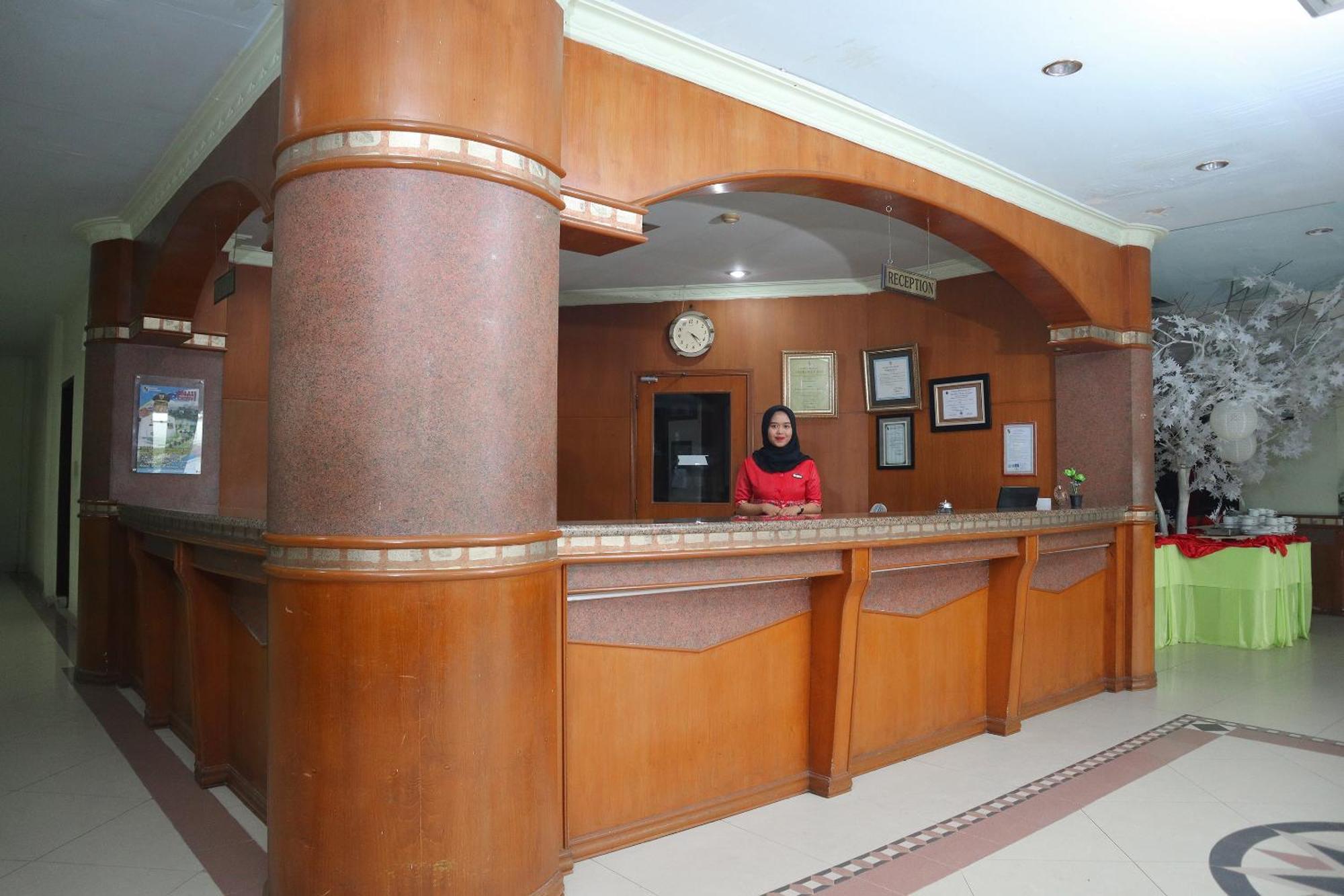 Hotel Oyo 742 Mona Plaza 2*