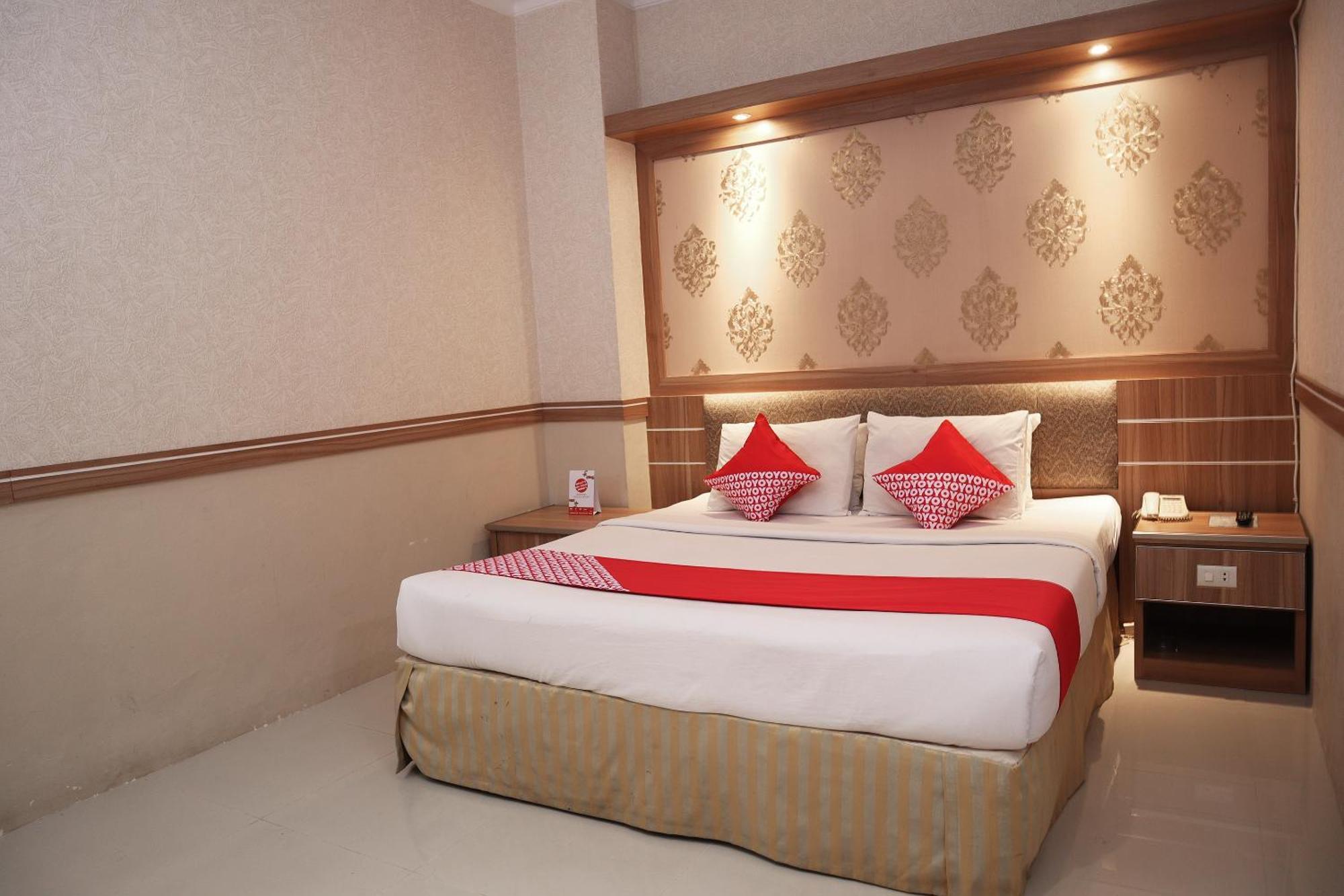 Oyo 742 Mona Plaza Pekanbaru