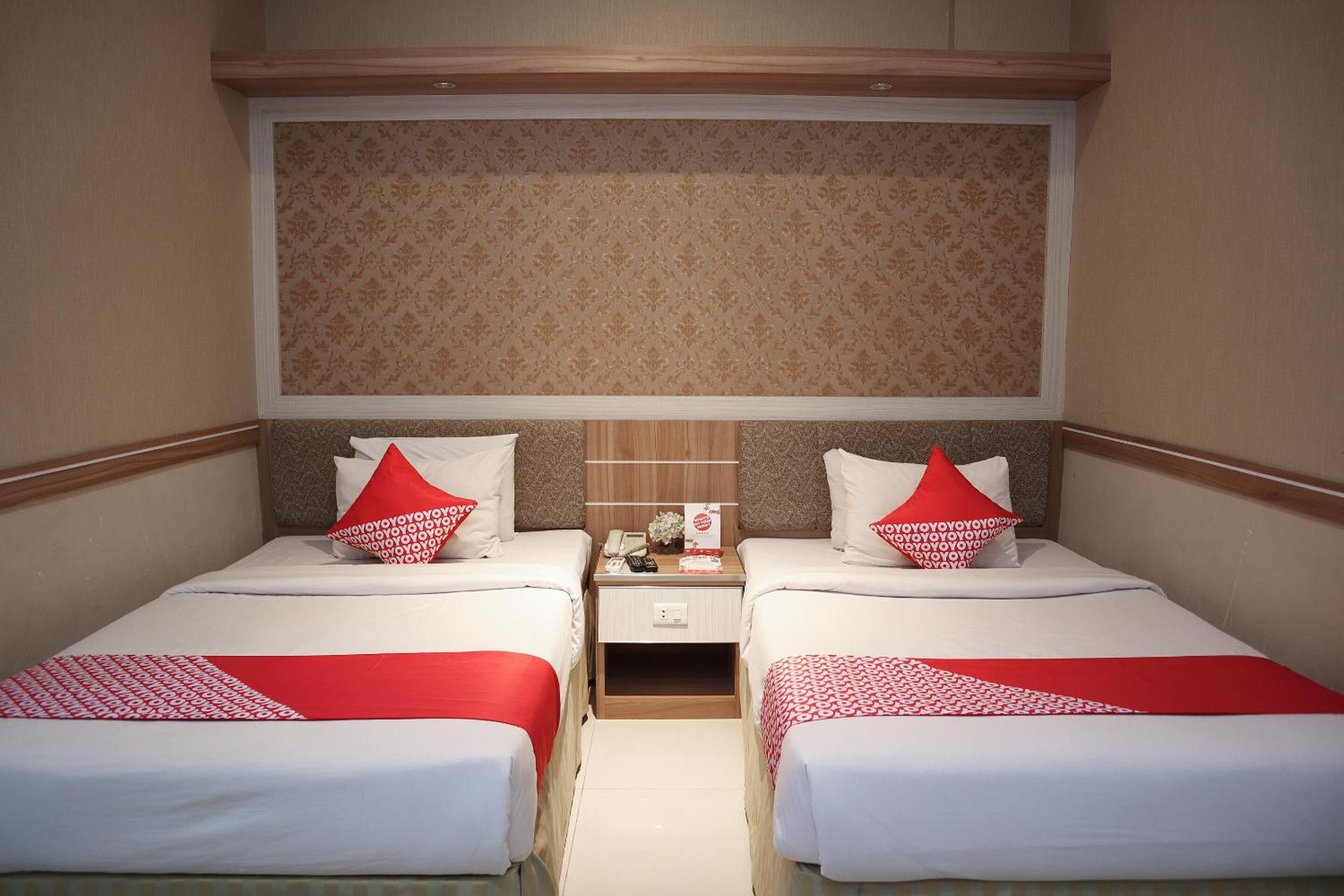 Hotel Oyo 742 Mona Plaza