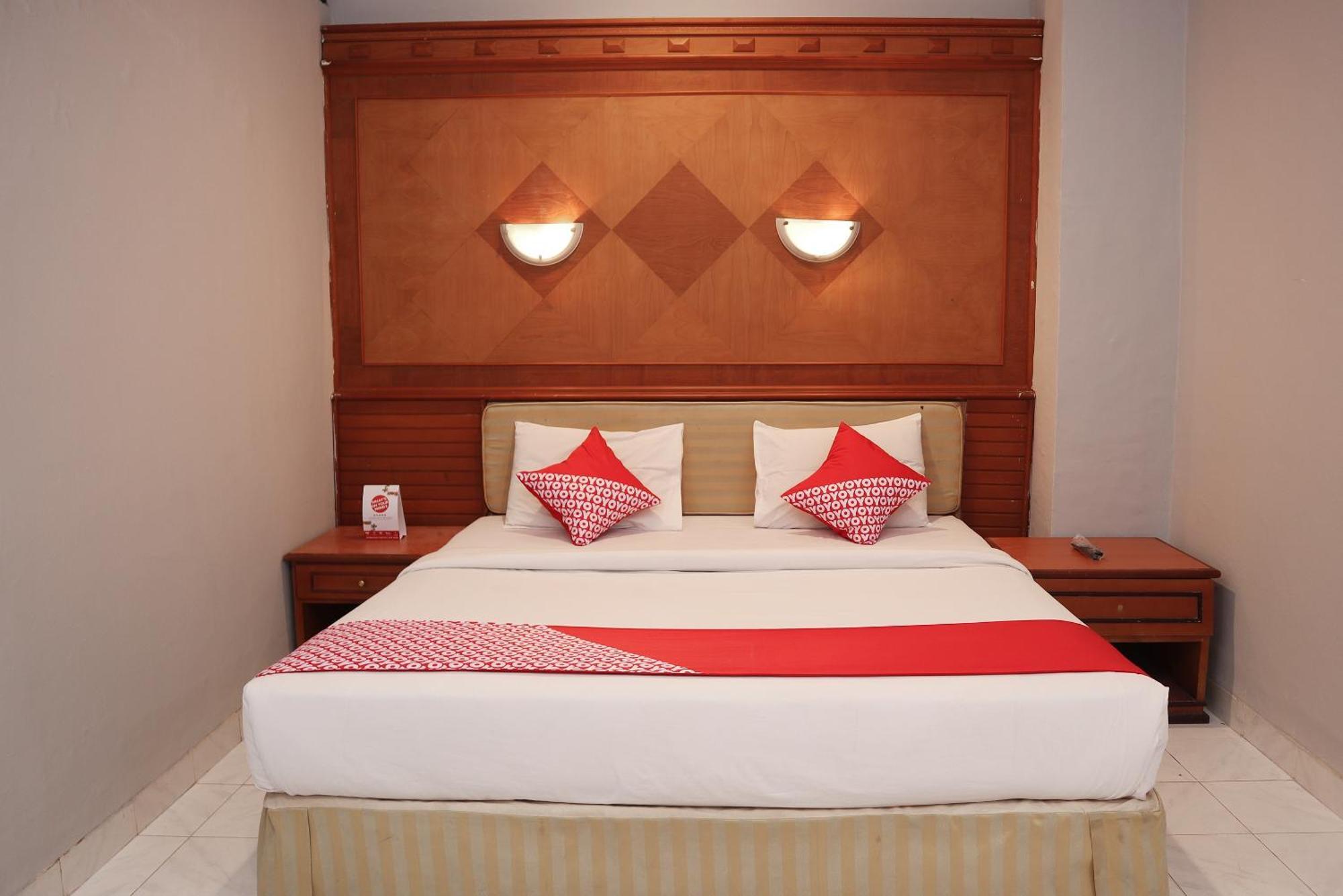 Hotel Oyo 742 Mona Plaza Pekanbaru